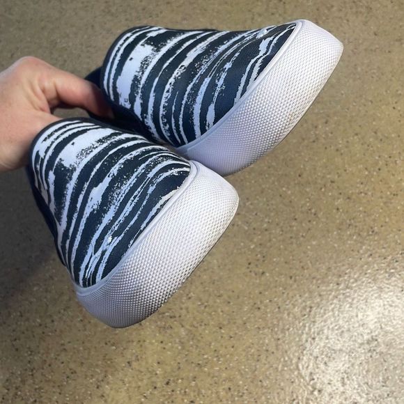 Puma Soft Foam Black & White Abstract Striped Canvas Slip On Sneakers sz 8.5 - Picture 10 of 11